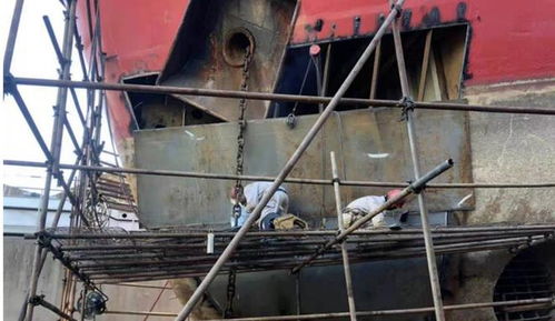 辽宁舰满船铁锈返厂,大修已10个月,为何还不下水出坞