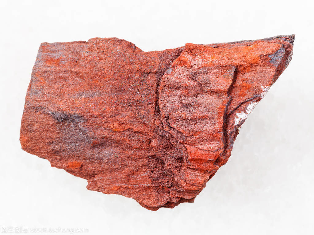 白色大理石上的原始铁锈色石英石